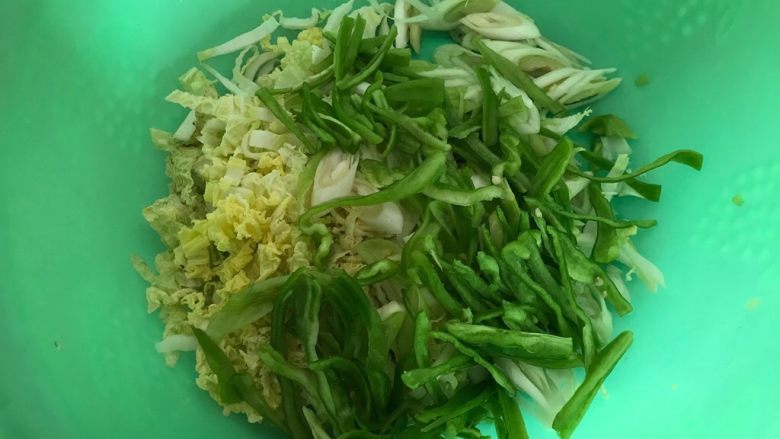 什锦泡馍,全部切成丝，控干水分，备用