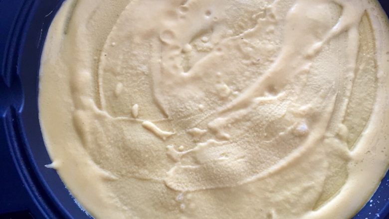 玉米紫薯卷饼,待油融化倒入玉米糊,用木铲摊平