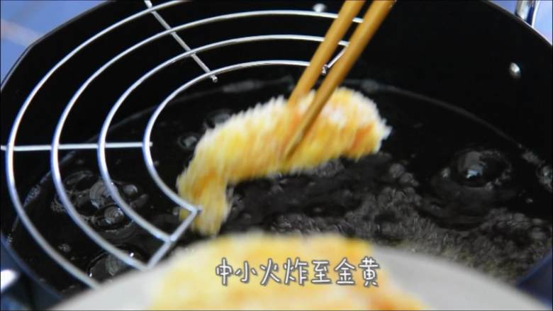 香酥鸡条,放入锅中,中小火炸至金黄。