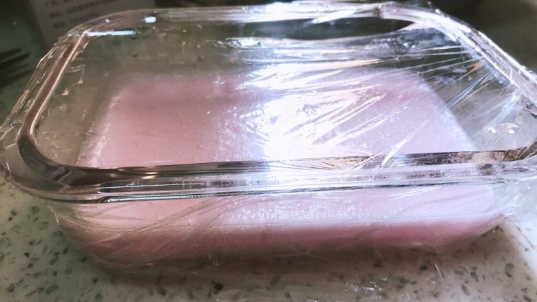 自制冰淇淋,接下来倒进容器里面,用保鲜膜封好,冷冻!(每一个小时搅拌一次,搅拌三次左右,口感会更好)