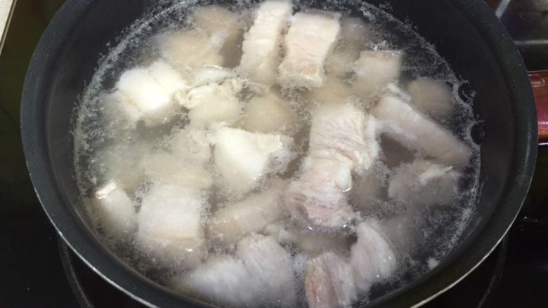电饭锅版本台湾𠧧肉,三层肉焯水