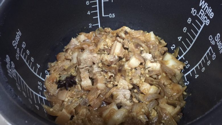 电饭锅版本台湾𠧧肉,时间到,出锅,可以收点汁,也可以直接开饭,汁淋在饭上,超级好吃。