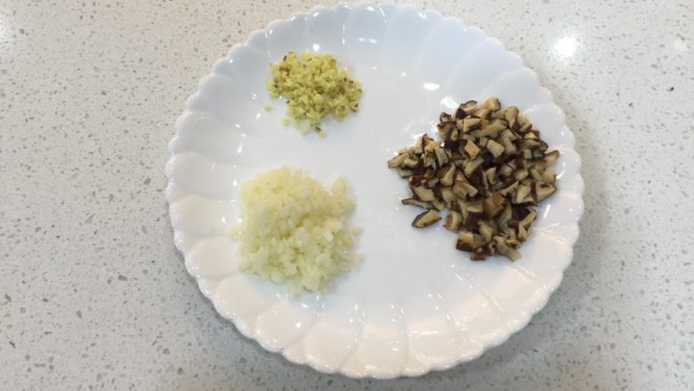 电饭锅版本台湾𠧧肉,香菇泡软,切小块,姜切末,蒜切末