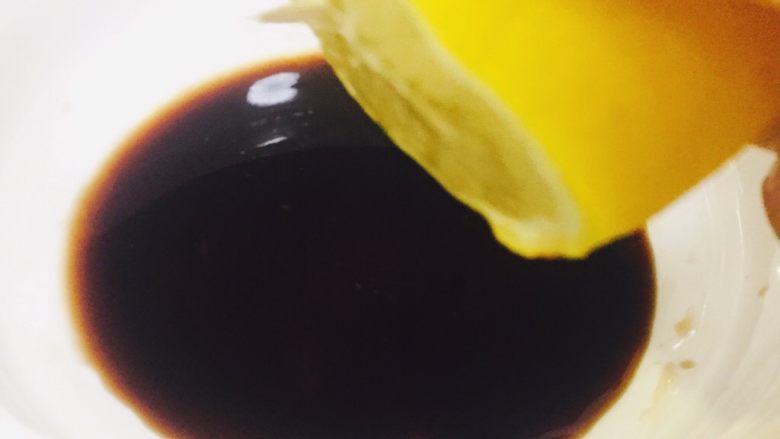 自制酸辣凤爪,加入鸡精,生抽,盐后滴入几滴柠檬汁