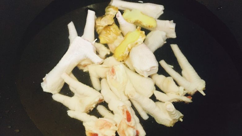 自制酸辣凤爪,加入几片生姜,煮10分钟