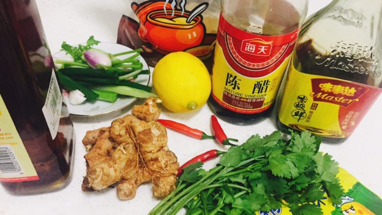 自制酸辣凤爪,准备配料,洋葱和泡椒没照进大合照
