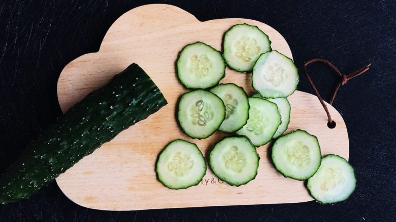 鸡蛋菠菜饼之蠢萌龟,黄瓜切圆片