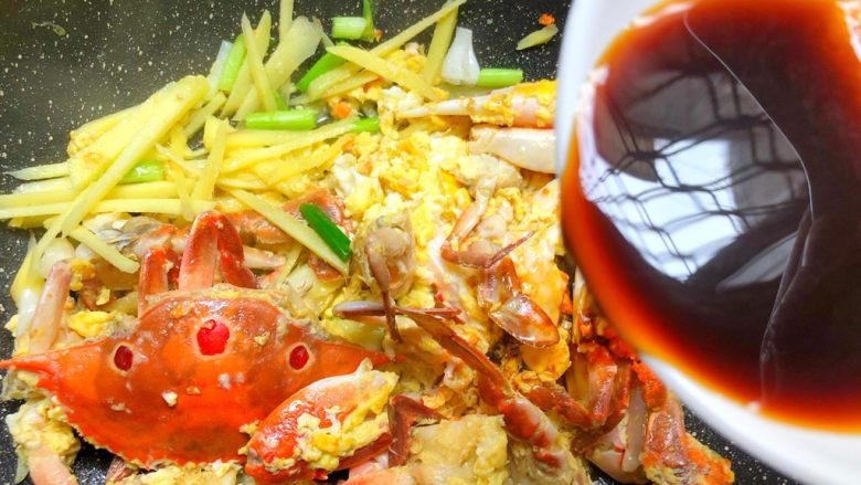 葱姜炒蟹,倒入酱汁,翻炒均匀,盖上盖子焖3分钟
