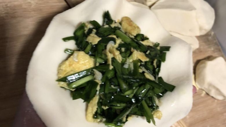 韭菜小盒子,将适量馅儿放入面皮