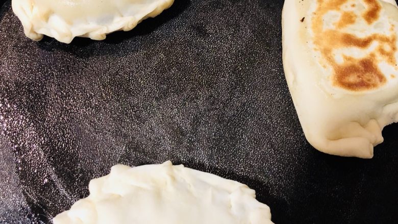 韭菜小盒子,电饼铛刷油,两面翻着煎,大概20分钟至双面焦黄