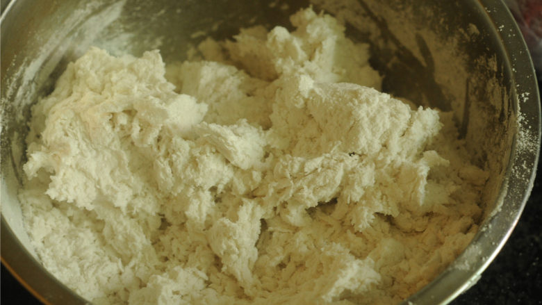 玉米马蹄水晶饼,烫至没有粉粒状后,取出来倒在案板上