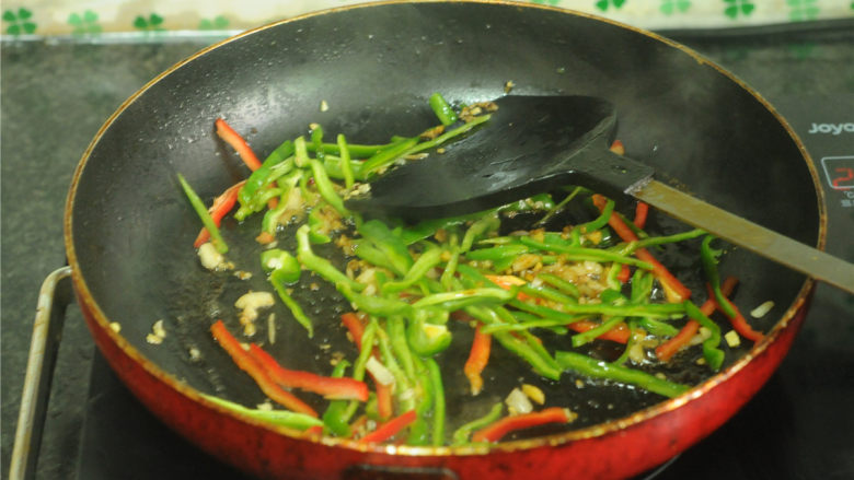 香辣素排骨,将青红椒倒进去,翻炒几下