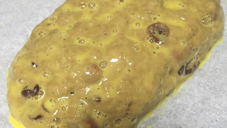 无油抗饿——意式蔓越莓杏仁脆饼,表面刷上蛋液,入烤箱160度烤40分钟左右。根据自家烤箱脾气调整。烤到表面形成硬壳。取出稍微放凉20分钟。