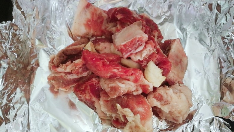 快手菜,空气炸锅版紫苏排骨,空气炸锅抽屉里铺上锡纸,将腌制调味好的排骨放入