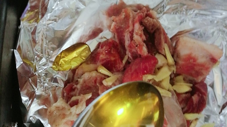 快手菜,空气炸锅版紫苏排骨,加入一勺茶油(炸食物莫用花生油大豆油亚麻籽油等,富含多不饱和脂肪酸的油,更易被氧化)