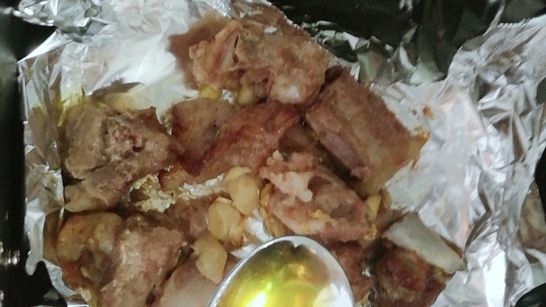 快手菜,空气炸锅版紫苏排骨,翻面,加入一勺油