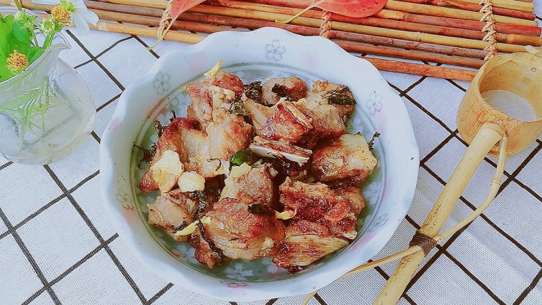 快手菜,空气炸锅版紫苏排骨,保留了更多排骨里的肉汁,咬一口外脆里嫩,味道好极了