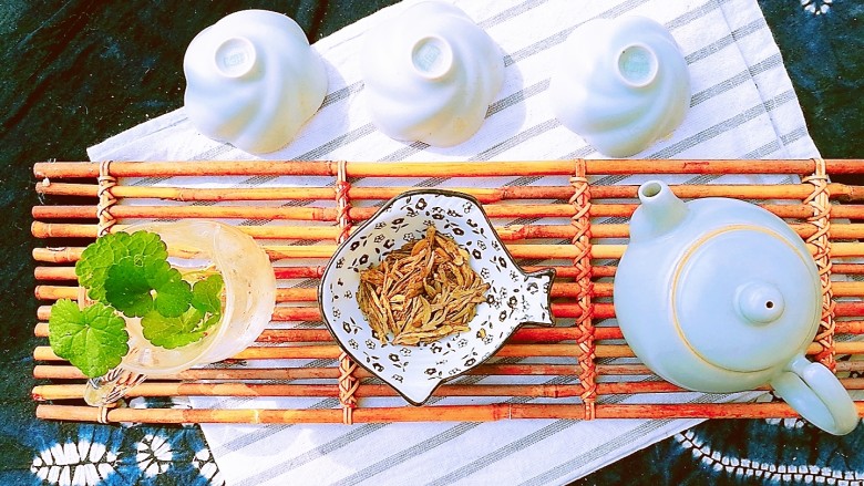 春季茶饮，绿茶&玫瑰茉莉茶,准备好龙井，也可以用毛尖、碧螺春、<a style='color:red;display:inline-block;' href='/shicai/ 13463'>茉莉花茶</a>等。