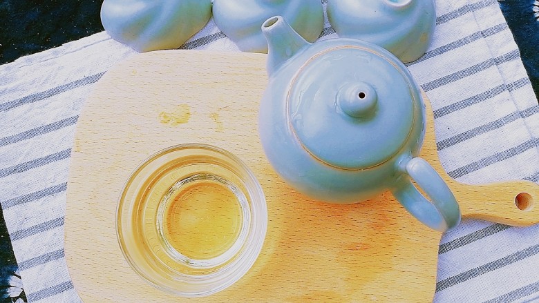 春季茶饮,绿茶&玫瑰茉莉茶,泡制一分钟,倒出茶汤,闭上眼睛,闻一闻茶香,清香怡人。
抿一口茶汤,微苦之后是清甜爽口,带来春天的气息
