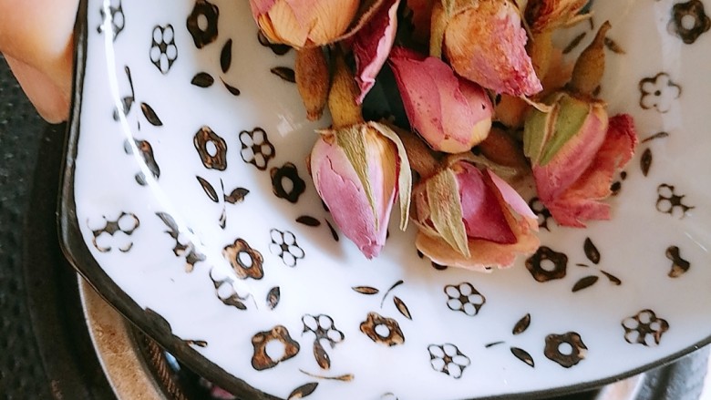 春季茶饮,绿茶&玫瑰茉莉茶,现在我们来制作玫瑰茉莉花茶吧。
首先,在壶中倒入玫瑰花,