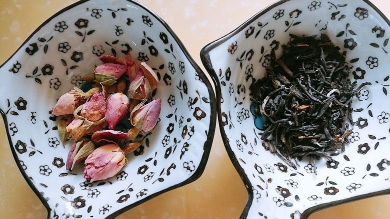 春季茶饮,绿茶&玫瑰茉莉茶,绿茶虽好却偏寒,脾虚胃寒的人多喝会感到不适,那就来做一款调制茶吧。绿茶的甘凉与茉莉花的香温互补,制成茉莉花有去寒理郁、润肠通便、清肝明目、调节气氛和心情的作用,既保留了绿茶的营养清新,又寒热平衡不伤胃,还能疏肝解郁,加上<a style='color:red;display:inline-block;' href='/shicai/ 448'>玫瑰花</a>的化瘀理气功效,春天里,泡一壶玫瑰茉莉茶疏肝解郁,正适合不过了。