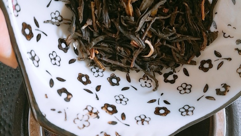 春季茶饮,绿茶&玫瑰茉莉茶,加入茉莉花茶,过滤,再次加入开水