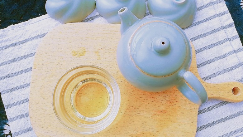 春季茶饮,绿茶&玫瑰茉莉茶,出汤。可以再次冲泡饮用。玫瑰花的香气、茉莉花茶的清甜、红枣的甘甜,融合出格外清新怡人的味道,根据体质加入红枣,则更适合脾虚胃寒的人饮用。