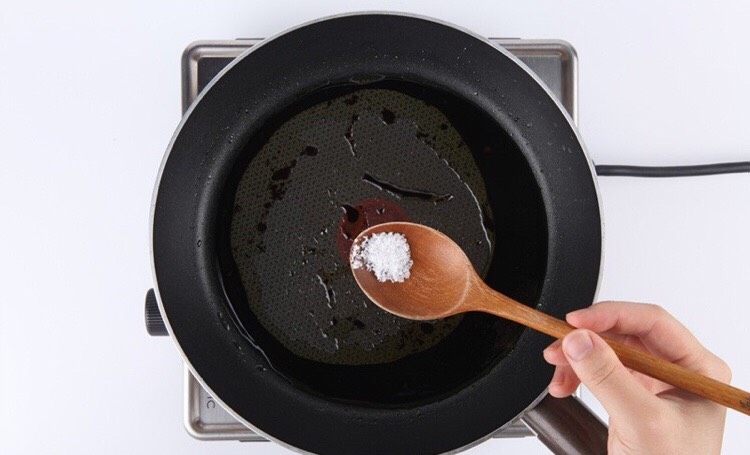 了不起的小番茄+番豆的恋情,加入适量的盐调味后放入小容器里,待凉后再放入冷藏室里。