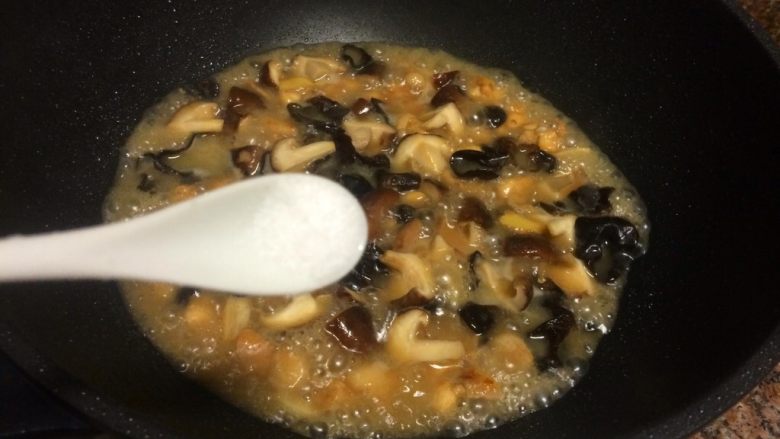 香菇滑鸡,倒入水淀粉,加入适量盐翻炒均匀,煮至汤汁浓稠即可关火。