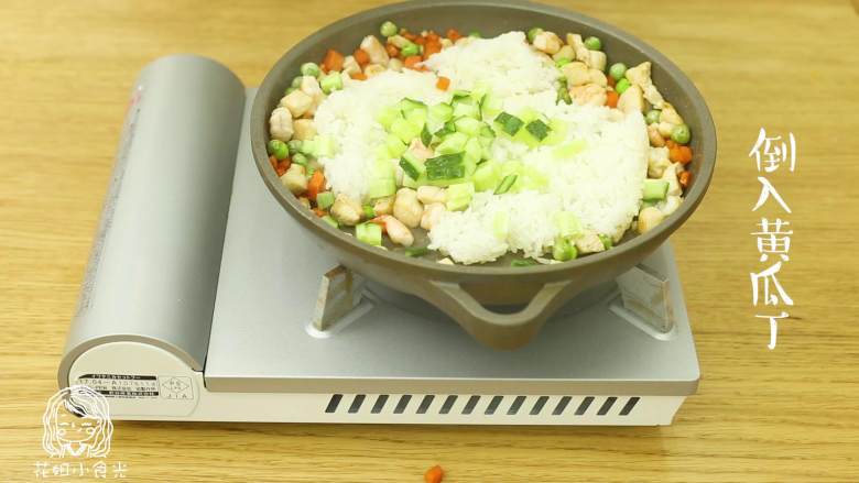 18m+菠萝炒饭,拌匀之后,关火放菠萝~