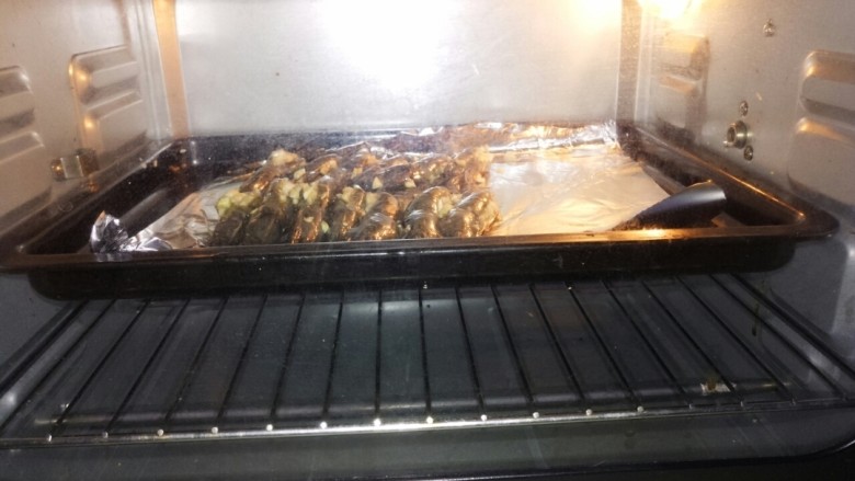 蒜蓉烤大虾,入烤箱,200度上下火,烤25分钟即可