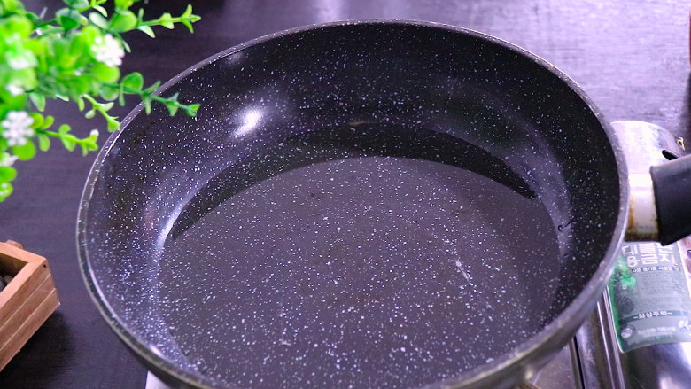 锅塌豆腐,平底锅中加入食用油适量,并且加热至五成热