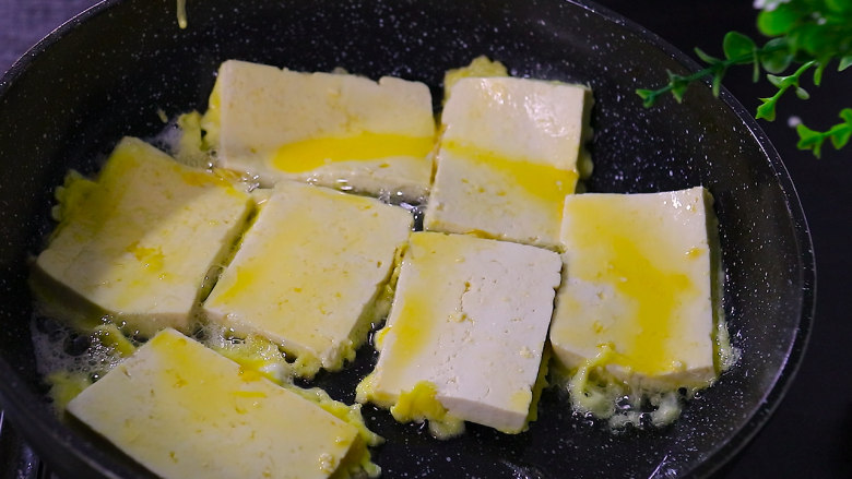 锅塌豆腐,放入沾满蛋液的豆腐片,转中小火煎至两面金黄