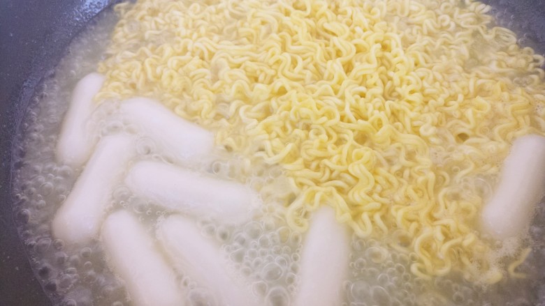 韩式年糕方便面,大火煮,煮两分钟