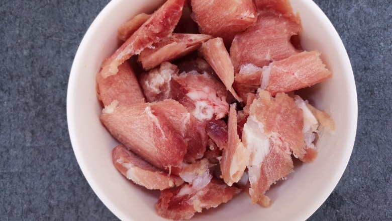 牛肉炒青椒,先把<a style='color:red;display:inline-block;' href='/shicai/ 216'>牛肉</a>趁没有化透,切成薄片