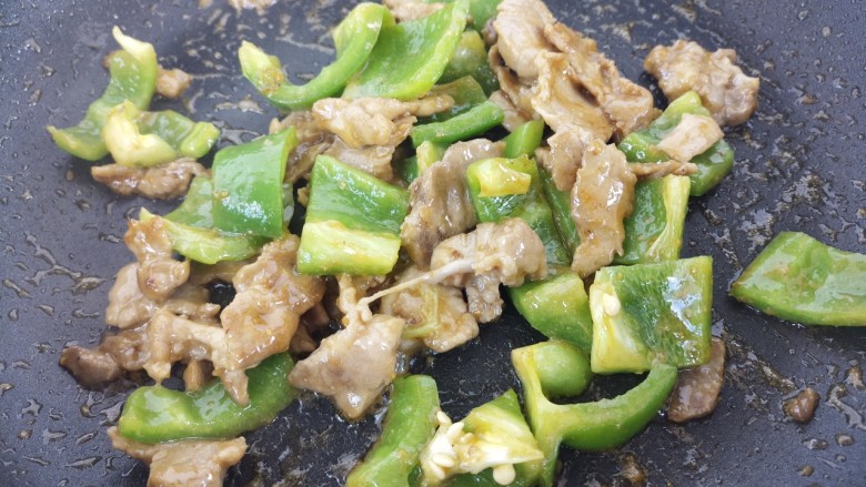 牛肉炒青椒,再继续炒匀