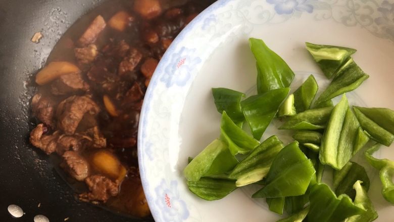 青椒土豆焖排骨,再次打开锅盖,下青椒,再次盖上锅盖,继续煮2.3分钟