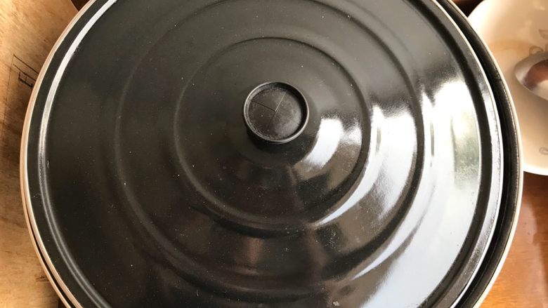 青椒土豆焖排骨,盖上锅盖,转小火,煮20-25分钟