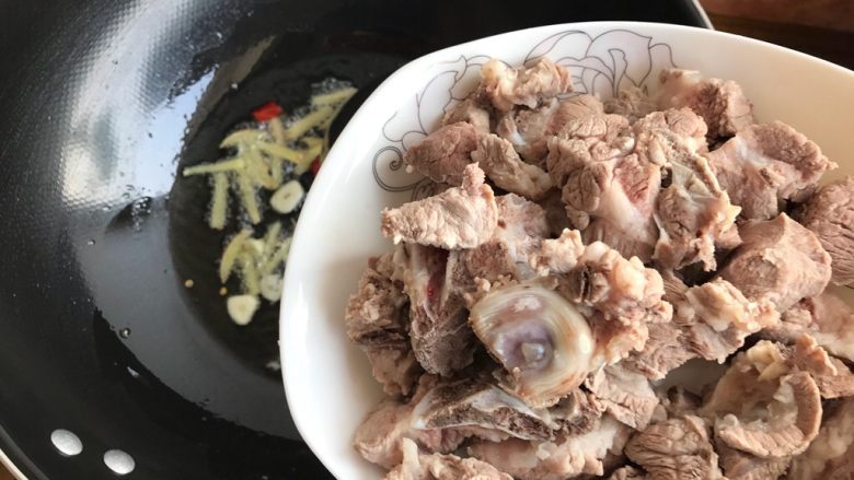 青椒土豆焖排骨,下排骨,转中大火