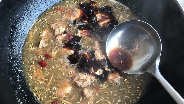青椒土豆焖排骨,搅拌均匀,大火烧开
