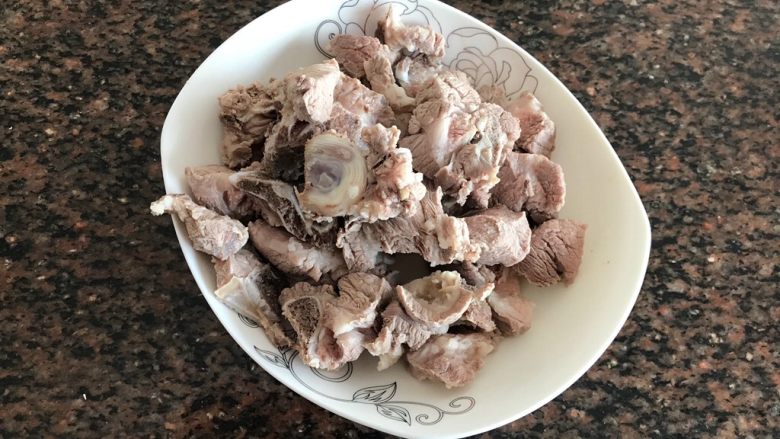 青椒土豆焖排骨,捞出过好水的排骨,控干水分,备用