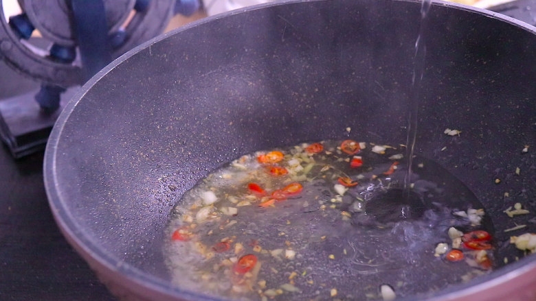 锅塌豆腐,将水淀粉淋入豆腐中,小火快速翻炒至汤汁浓稠即可