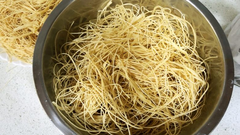 普宁炒面线,面线解开,剪断。称取300g,两人份。