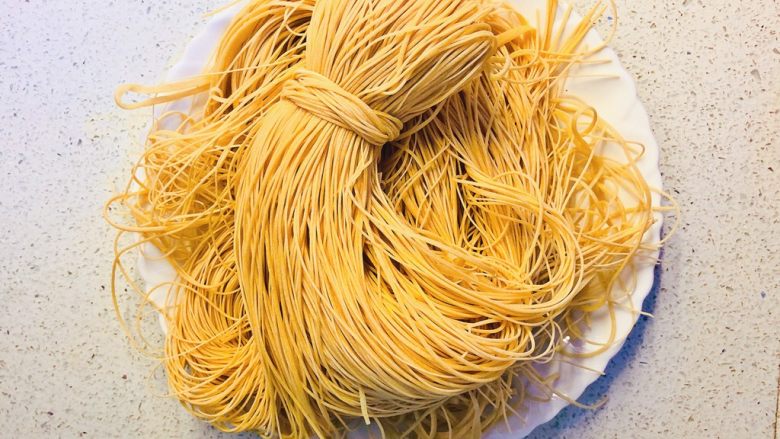 普宁炒面线,传统的普宁面线,是一捆一捆扎起来的。