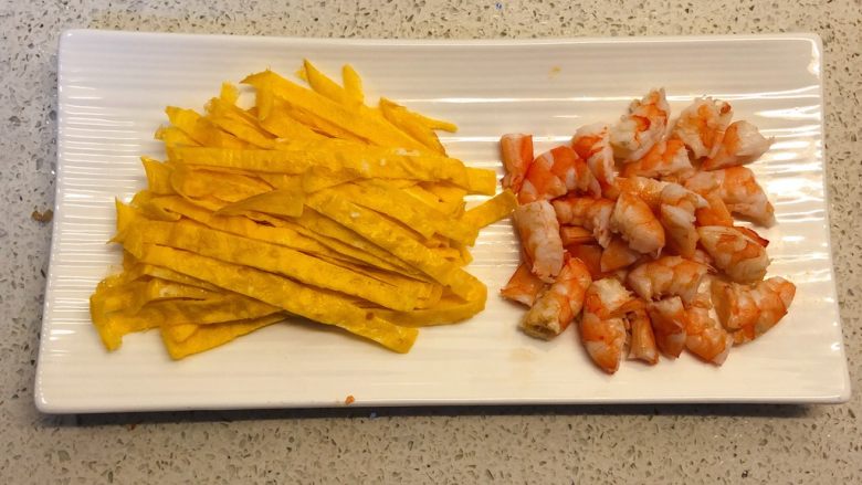 普宁炒面线,虾去头剥壳,虾肉切小块后和鸡蛋丝一起备用。