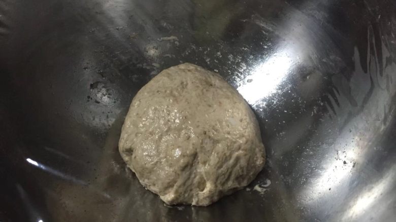 面包不吃甜就吃咸的———佛卡夏面包,准备一个大盆壁面刷上一层橄榄油,将揉搓好的面团放入大盆里,盖上保鲜膜静置发酵40分钟左右,发酵至2.5倍大