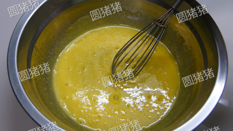 鲜果夏露蕾特,分蛋海棉围边制作方法:
蛋黄加砂糖用手动打蛋器搅打均匀。
