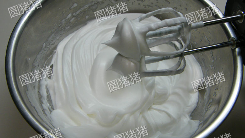 鲜果夏露蕾特,蛋白分两次加入砂糖打至硬性发泡(10分发),制成蛋白霜。