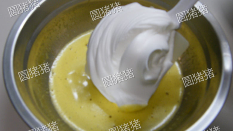 鲜果夏露蕾特,取1/3的蛋白霜与(过程1)用橡皮刮刀翻拌均匀。