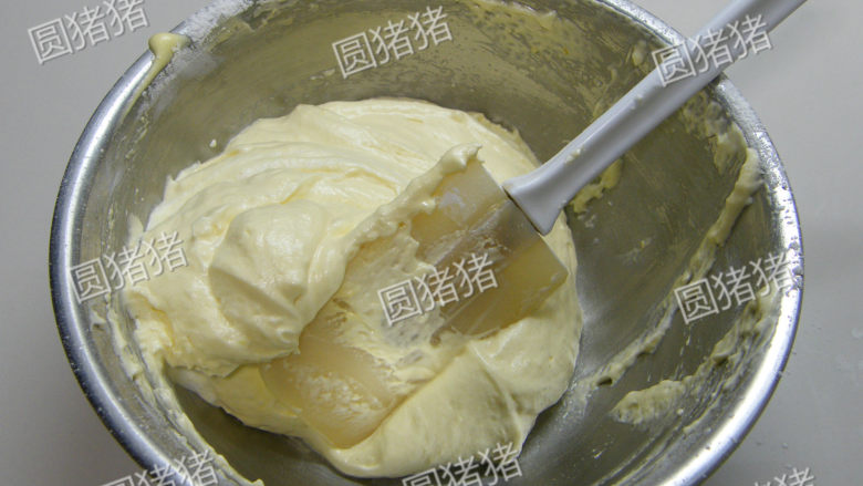 鲜果夏露蕾特,筛入低筋面粉,用橡皮刮刀小心地翻拌均匀,即成蛋糕糊。